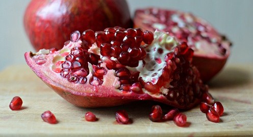 How to Open a Pomegranate - SavvyMom