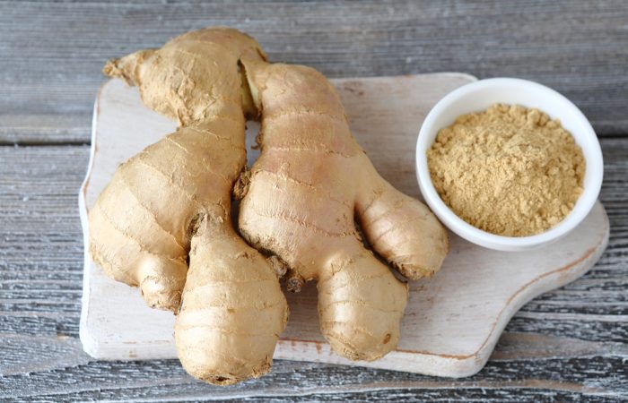 Fresh raw ginger root and ginger powder, health benefits of eating ginger