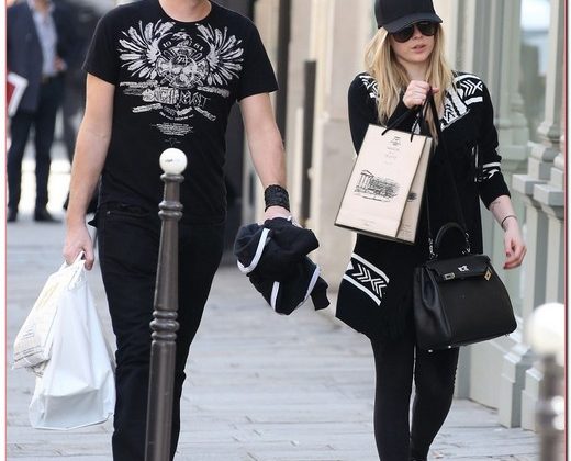 Avril Lavigne Enjoys A Paris Lunch With Mystery Man