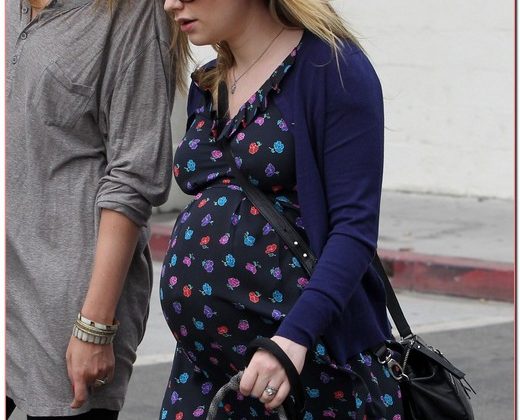 Expecting Anna Paquin Takes A Stroll In Venice