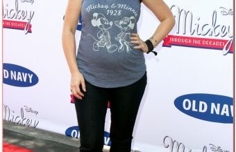 Jennifer Love Hewitt at the Old Navy Mickey Through the Decades Launch in Burbank