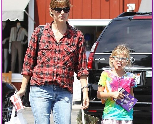 Jennifer Garner & Daughter Violet Shopping At The Brentwood Country Mart