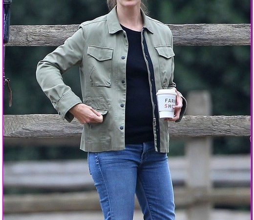 Jennifer Garner Grabs Breakfast Before Heading To The Ranch