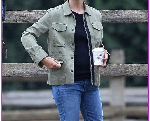 Jennifer Garner Grabs Breakfast Before Heading To The Ranch