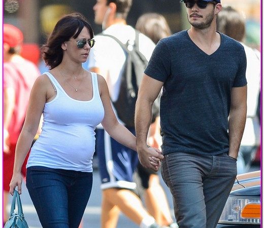 Pregnant Jennifer Love Hewitt & Brian Hallisay Take A Stroll In The Big Apple