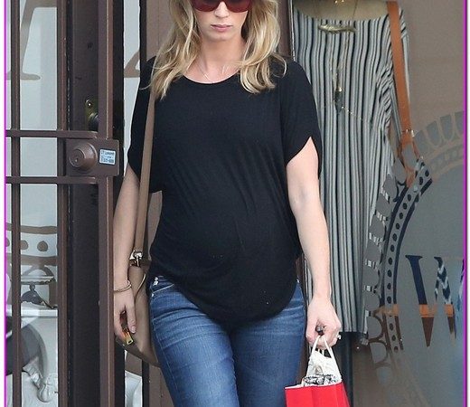 Pregnant Emily Blunt Gets Waxed