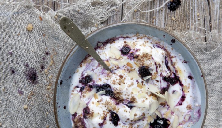 overnight_oats_with_yogurt_and_berries