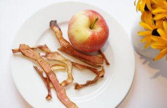 caramelized-apple-crisps-on-plate