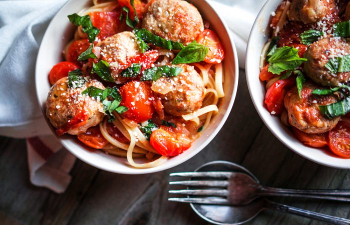 Linguine pasta with tomato sauce and turkey meatballs
