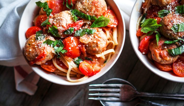 Linguine pasta with tomato sauce and turkey meatballs