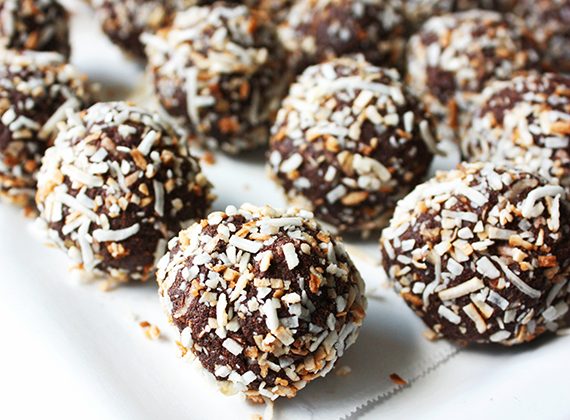 Chocolate-Macaroon-Protein-Balls_2