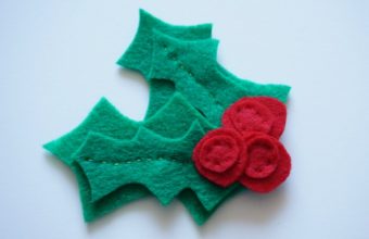 felt-holly-pin-2