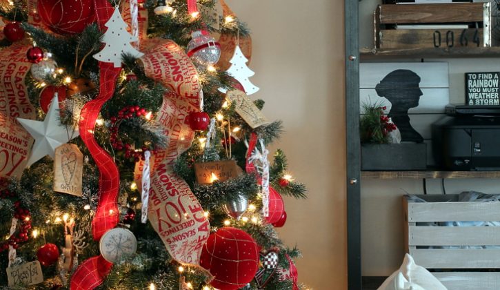 RED-AND-BURLAP-CHRISTMAS-TREE
