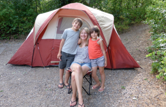 happy-family-camping