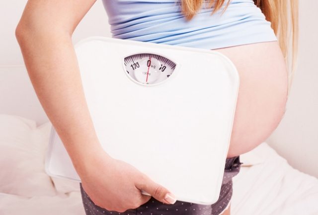 pregnant_woman_with_scale_0