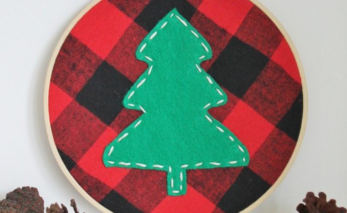 DIY-Tree-Holiday-Hoop-Using-A-Plaid-Shirt-682x1024