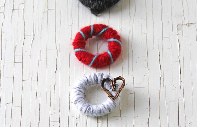 Mini-Yarn-Wreath-Christmas-Ornaments-2A-Pretty-Life