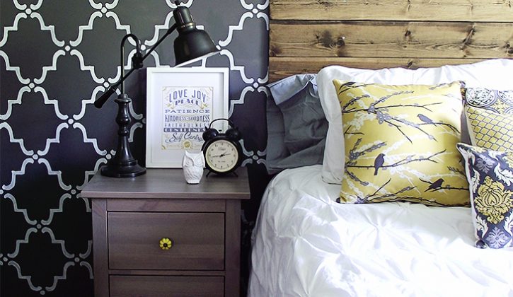 how-to-make-a-diy-wood-pallet-headboard1