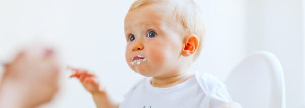 Cinq signes montrant que votre bébé est prêt à manger des aliments solides