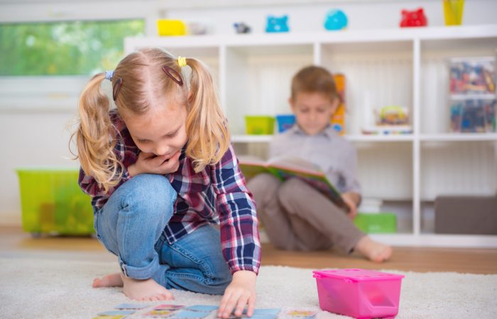 how to play the tray memory game with kids