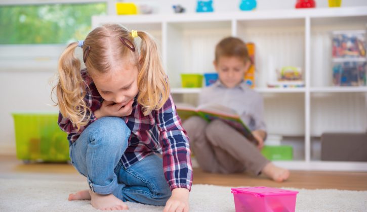 how to play the tray memory game with kids